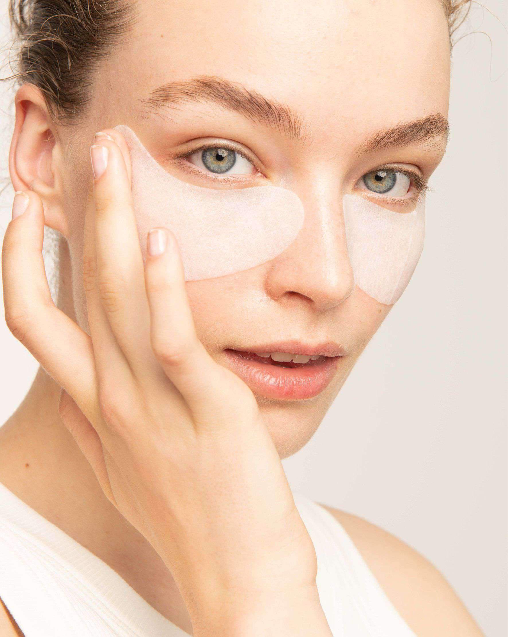 Garnier - Hydra Bomb Hydrating & Brightening Eye Tissue Mask - with Hyaluronic Acid and Vitamin C for Dark Circles